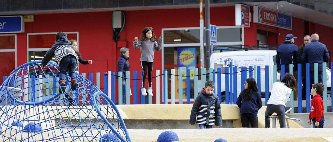 Niños en el parque infantil de la Praza da Vila de Lalín. |  // BERNABÉ