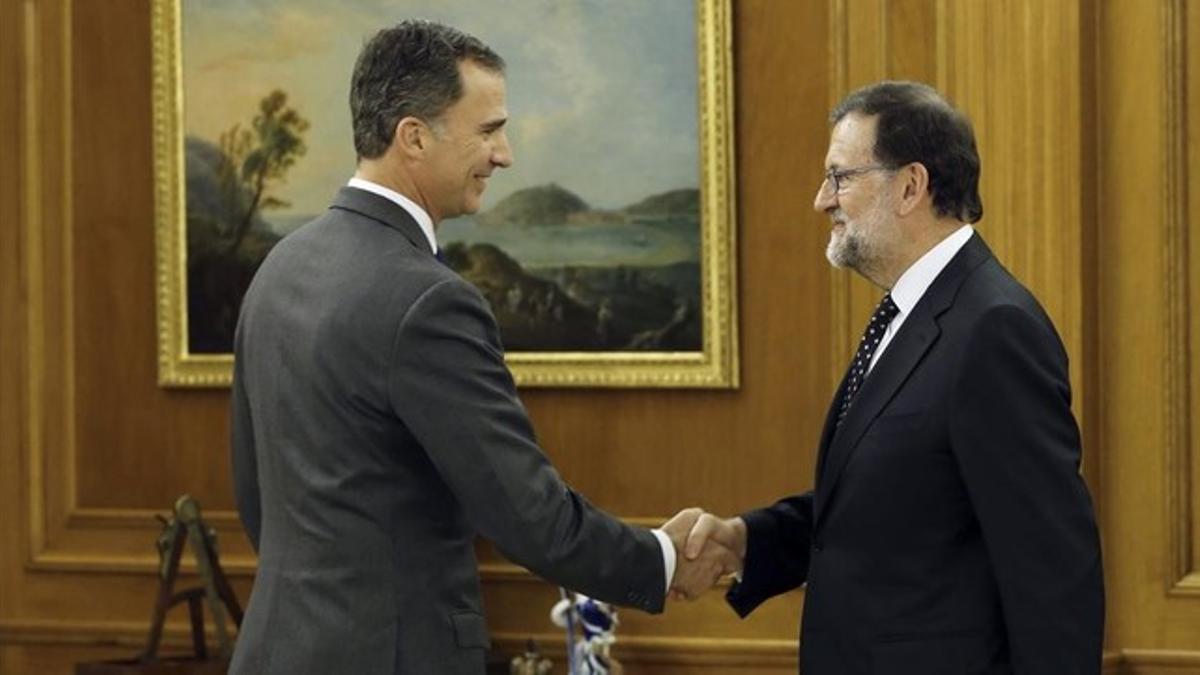 Felipe VI saluda al presidente del Gobierno en funciones, Mariano Rajoy, a su llega a la Zarzuela, durante la ronda de consultas para proponer un candidato a la presidencia.