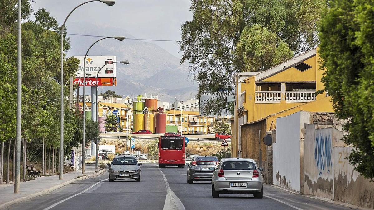 La avenida Pintor Gastón Castelló, que conecta la zona norte de la ciudad con Villafranqueza, prioriza actualmente a los vehículos.