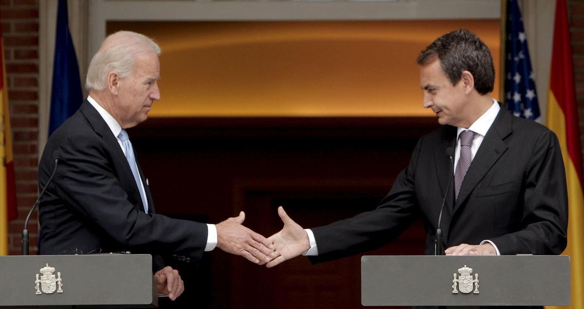 MD29. MADRID, 08/05/2010.- El presidente del Gobierno, José Luis Rodríguez Zapatero (dcha), y el vicepresidente de Estados Unidos, Joe Biden, estrechan su mano durante la rueda de prensa que ofrecieron tras su reunión en el Palacio de la Moncloa para reafirmar la relación bilateral y analizar, entre otros asuntos, el rescate financiero de Grecia y la presidencia española de la Unión Europea. EFE/JuanJo Martín ESPAÑA-EEUU. POLITICA INTERNACIONAL. RELACIONES BILATERALES ESPAÑA ESTADOS UNIDOS EEUU. VISITAS INSTITUCIONALES