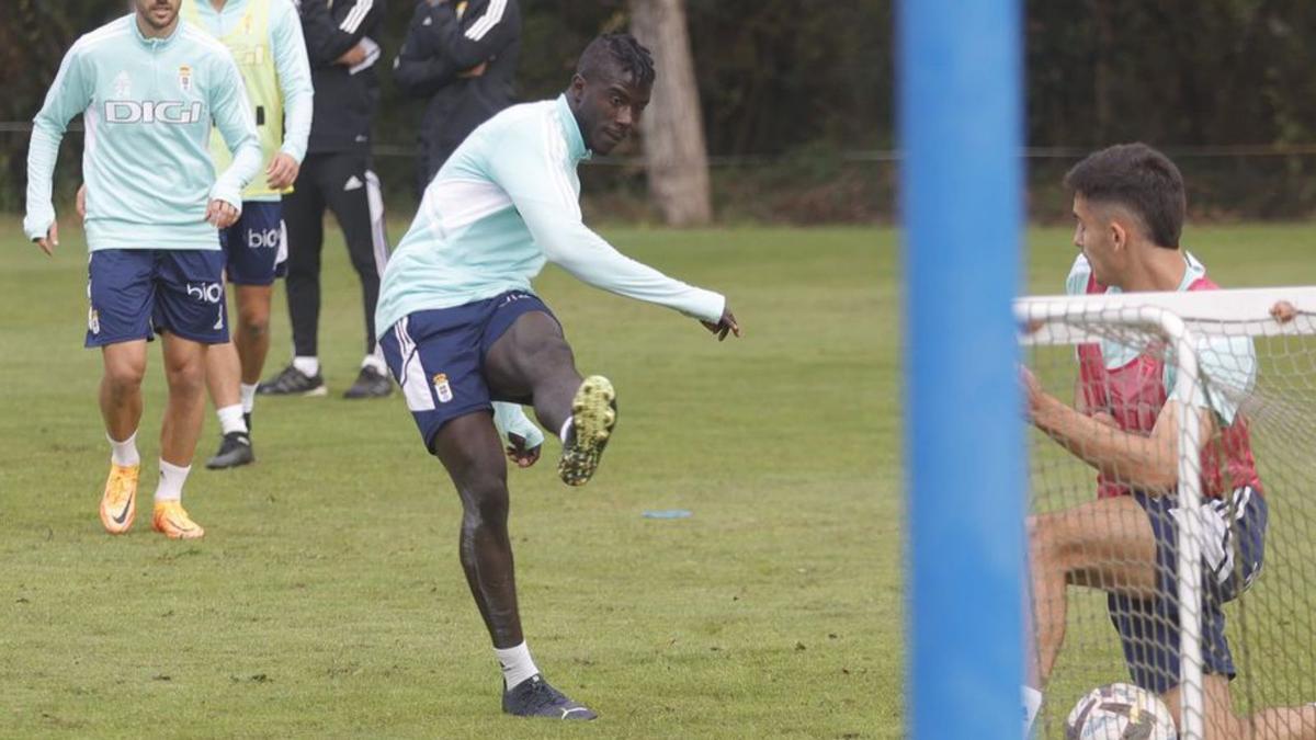 Tito y César arropan al técnico en la vuelta al trabajo tras la derrota