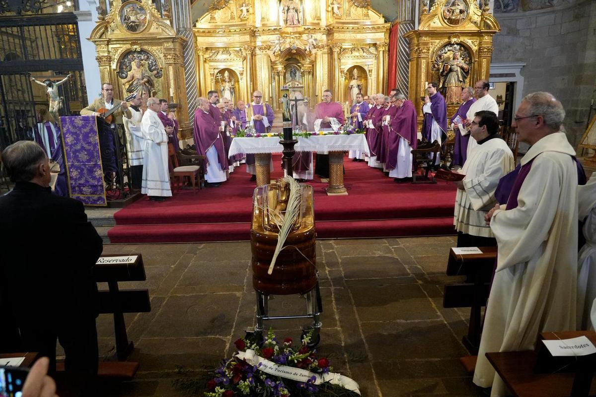 GALERÍA | La iglesia de San Ildefonso, abarrotada para despedir a José Ángel Rivera de las Heras