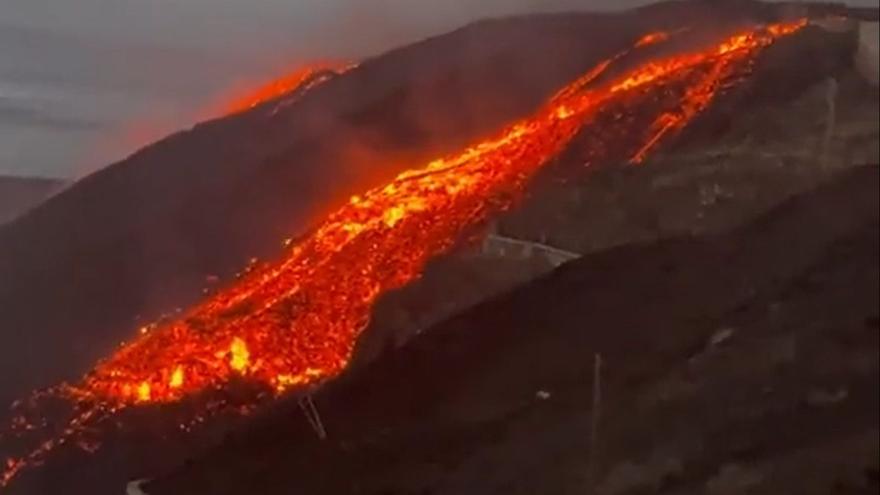 Los que arriman el hombro frente al volcán de La Palma