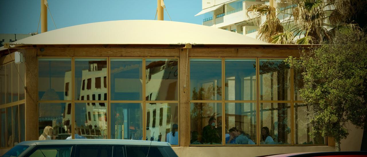 Restaurante bar Assaona de la playa del Portitxol con el interior lleno de clientes, hoy jueves a las 14.15 horas