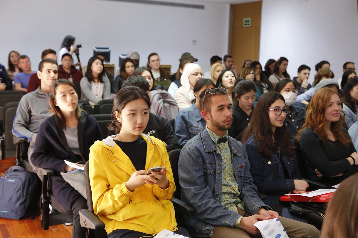 Estudiantes extranjeros en un acto de bienvenida en la UA