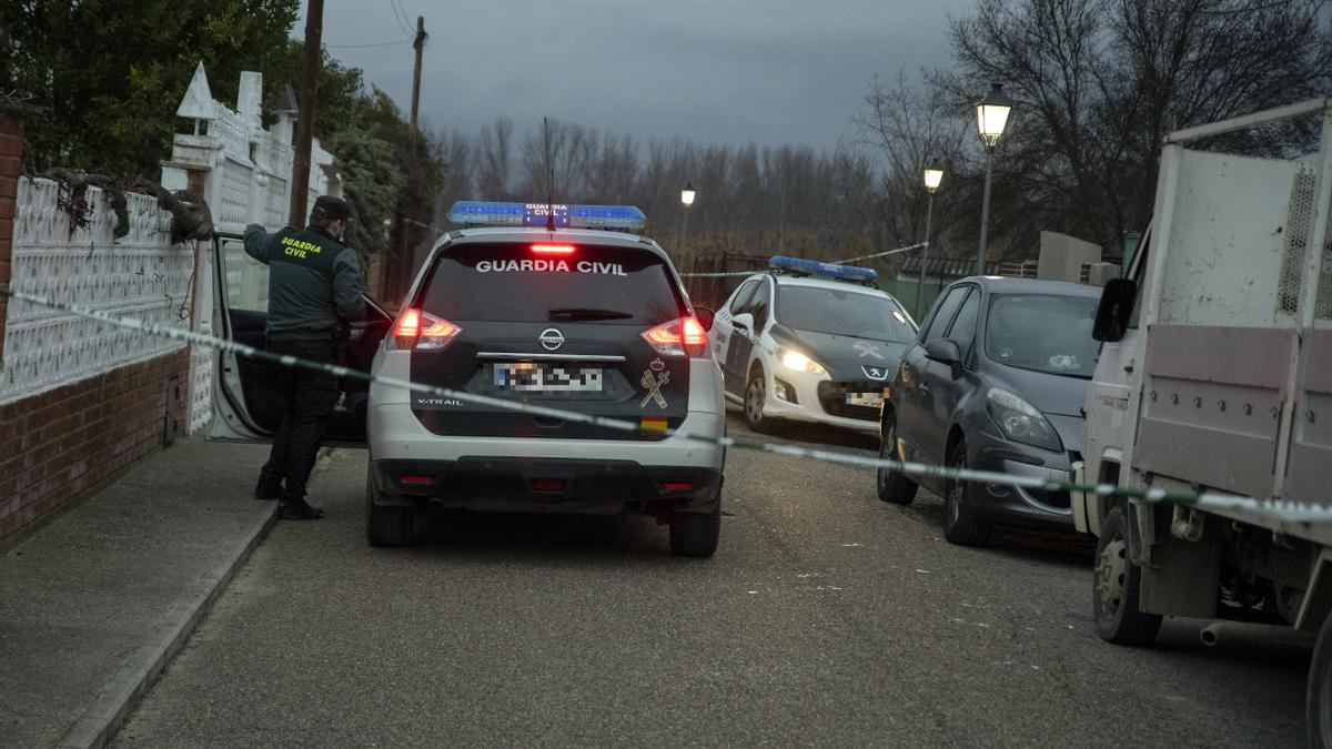 Efectivos de la policía acordonan una calle.