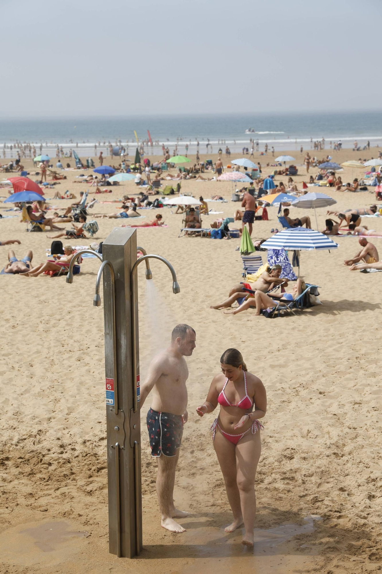 En imágenes: Gijón disfruta de otra jornada calurosa y con mucho bochorno