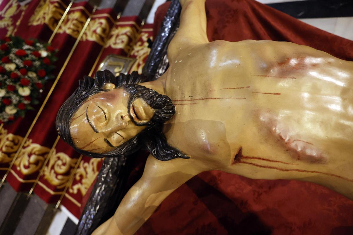 Emotivo descendimiento del Cristo de la Victoria