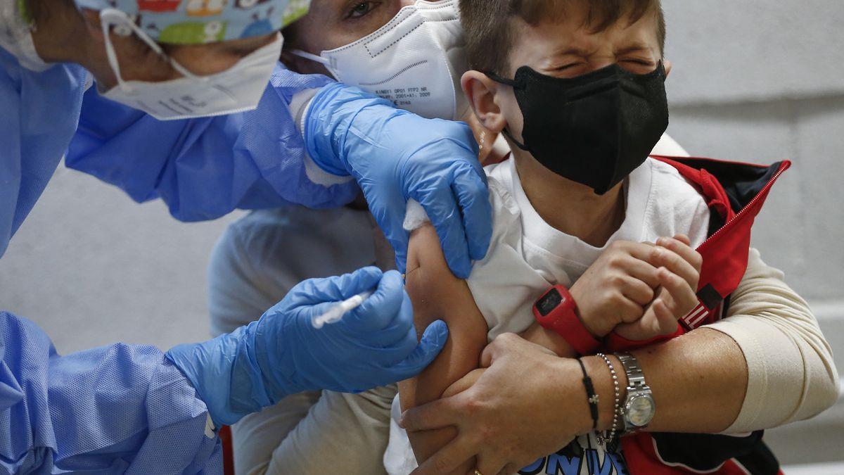 Un nen vacunant-se a Roma