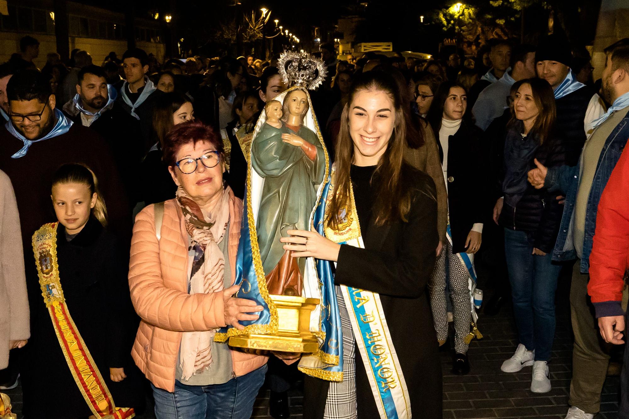 Devoción en Benidorm en la procesión de L'Alba