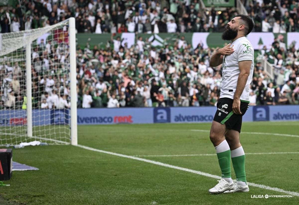 Asier Villalibre celebra su gol con el Racing