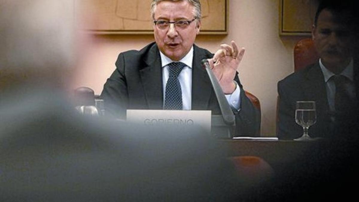 El ministro José Blanco, durante su comparecencia en la comisión parlamentario de Fomento, ayer.