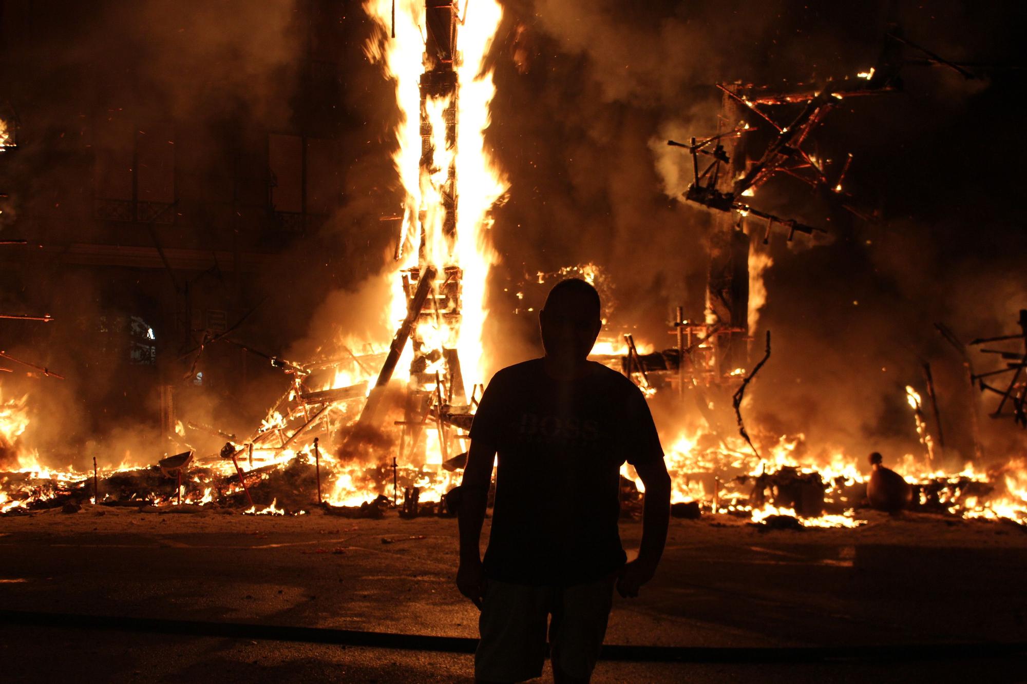 Así fue la "cremà" de la icónica falla de Grabador Esteve-Cirilo Amorós