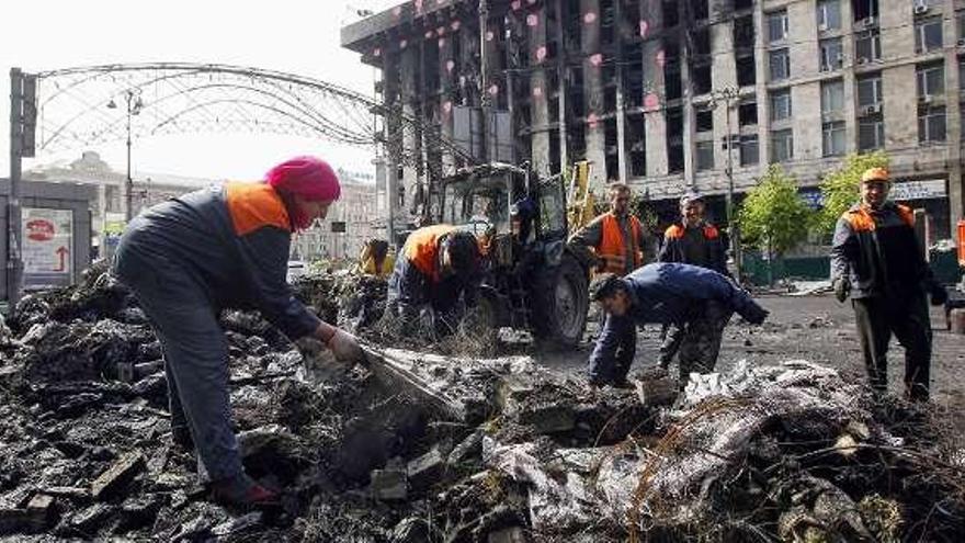 Desmantelamiento de barricadas en el centro de Kiev.  // Reuters
