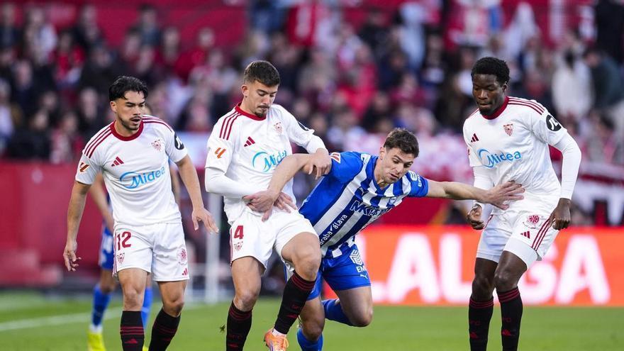 El Sevilla salva un punto con 10 jugadores ante el Alavés