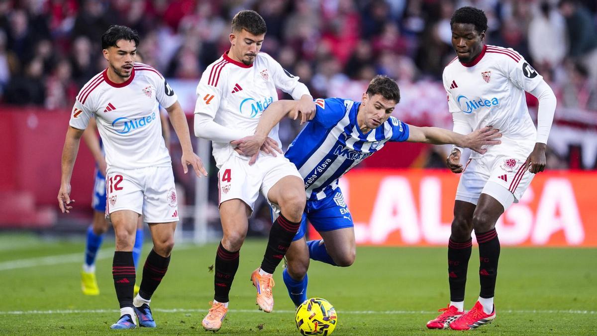 SEVILLA – ALAVÉS | El Sevilla salva un punto con 10 jugadores ante el Alavés