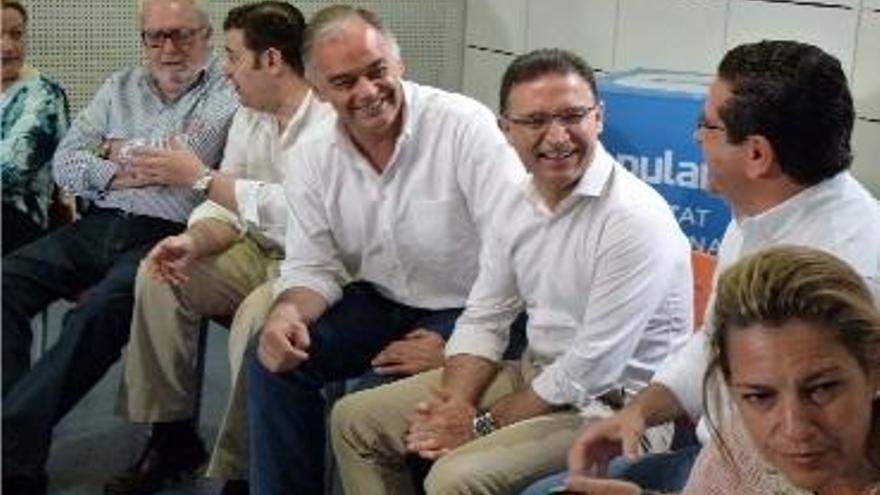 Pons, en el centro, junto a Serafín Castellano y Jorge Bellver, ayer, en Valencia.