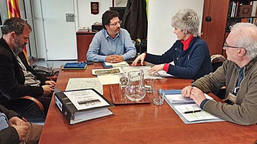 Lliurament de signatures de la plataforma No és un vial, és un carrer, ahir al Departament de Territori a Barcelona.