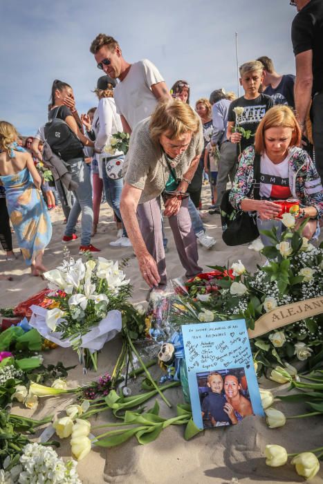 Vecinos de Orihuela Costa rinden homenaje al niño fallecido tras chocar con otro mientras jugaba