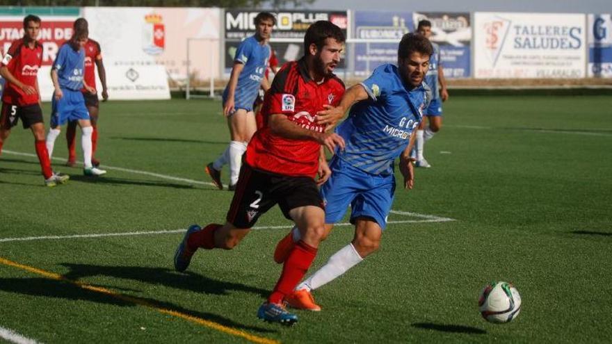 Manu Arias disputa un balón con un contrario.