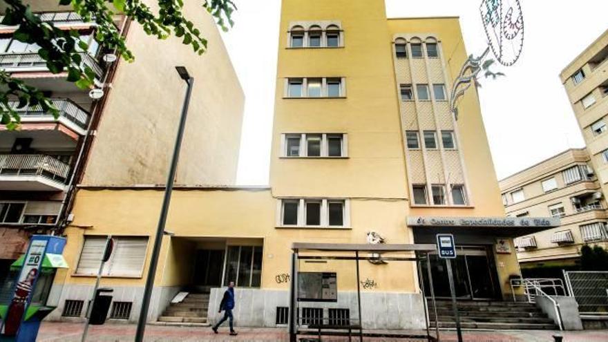 El edificio del Instituto Nacional de Previsión, a la izquierda del ambulatorio Padre Manjón.