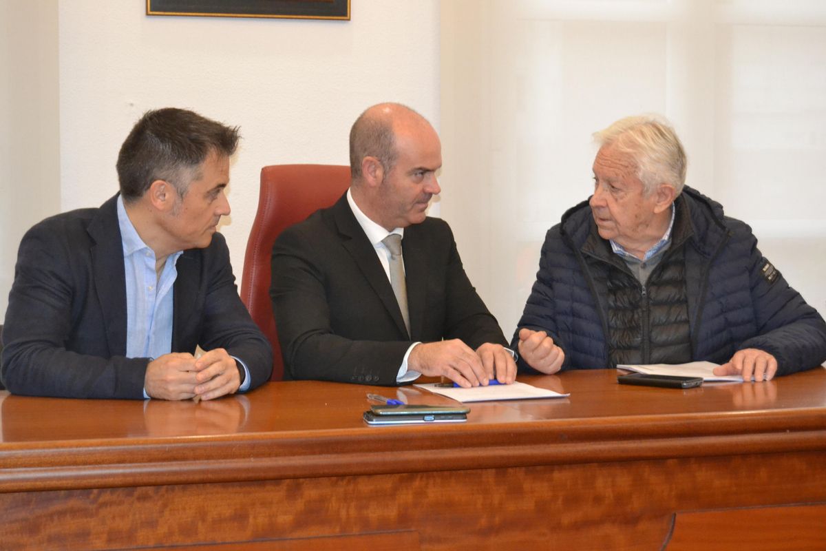 El concejal de Urbanismo, Martín Villanueva, y el alcalde, Félix Juncal, conversan ayer con Aureliano Davila.