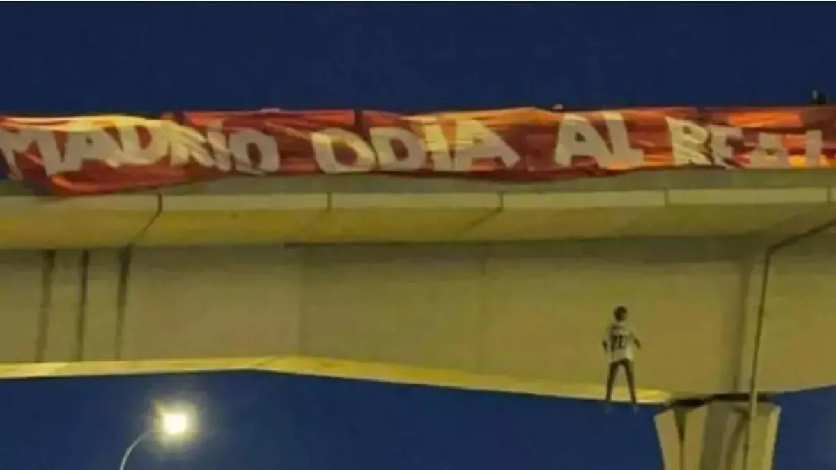Cuatro condenados por ahorcar un muñeco de Vinicius en un puente de Madrid