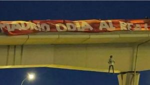 Muñeco ahorcado de Vinicius en un puente de Madrid, antes de un derbi