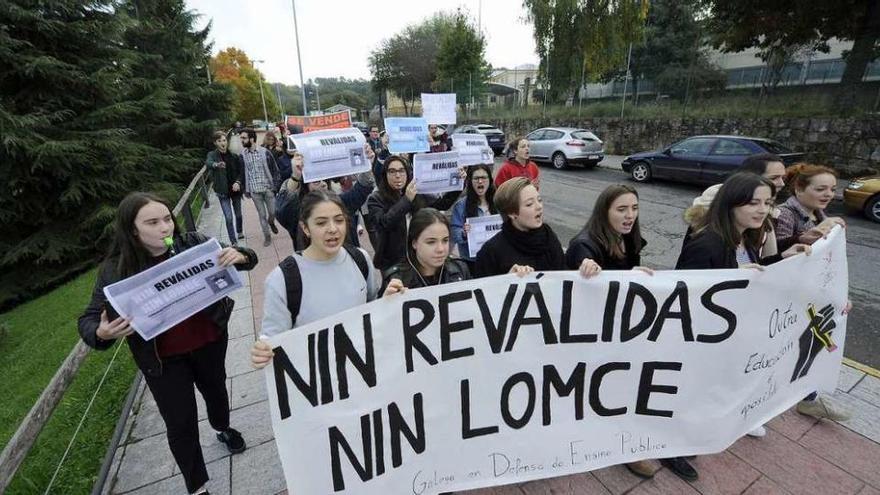 Estudantes o IES Ramón Mª Aller Ulloa protestan polas rúas de Lalín // Bernabé/Javier Lalín