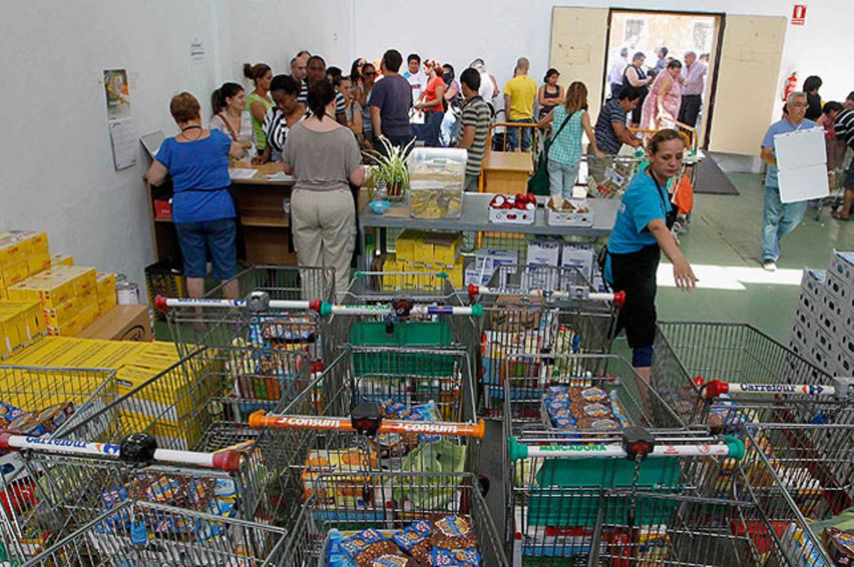 Carros amb aliments al Banc dels Pobres, una ONG de l’Església catòlica que distribueix menjar a 3.000 famílies necessitades cada mes, a València.