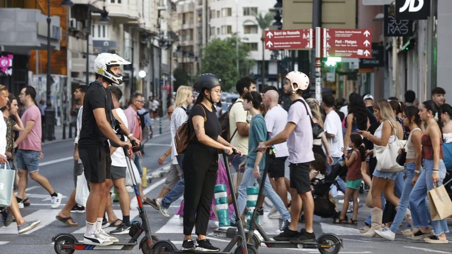 La calle Colón a rebosar de personas circulando en patinete eléctrico