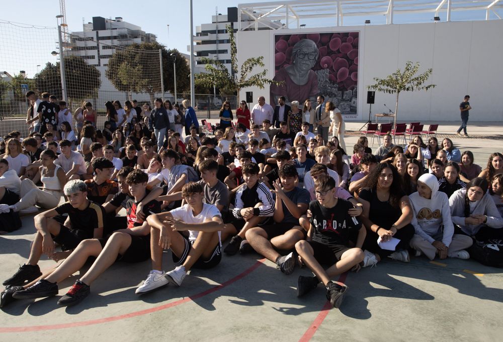 Se ha presentado el mural de la científica Saguntina Emilia Matallana en el IES nº5 del Port de Sagunt