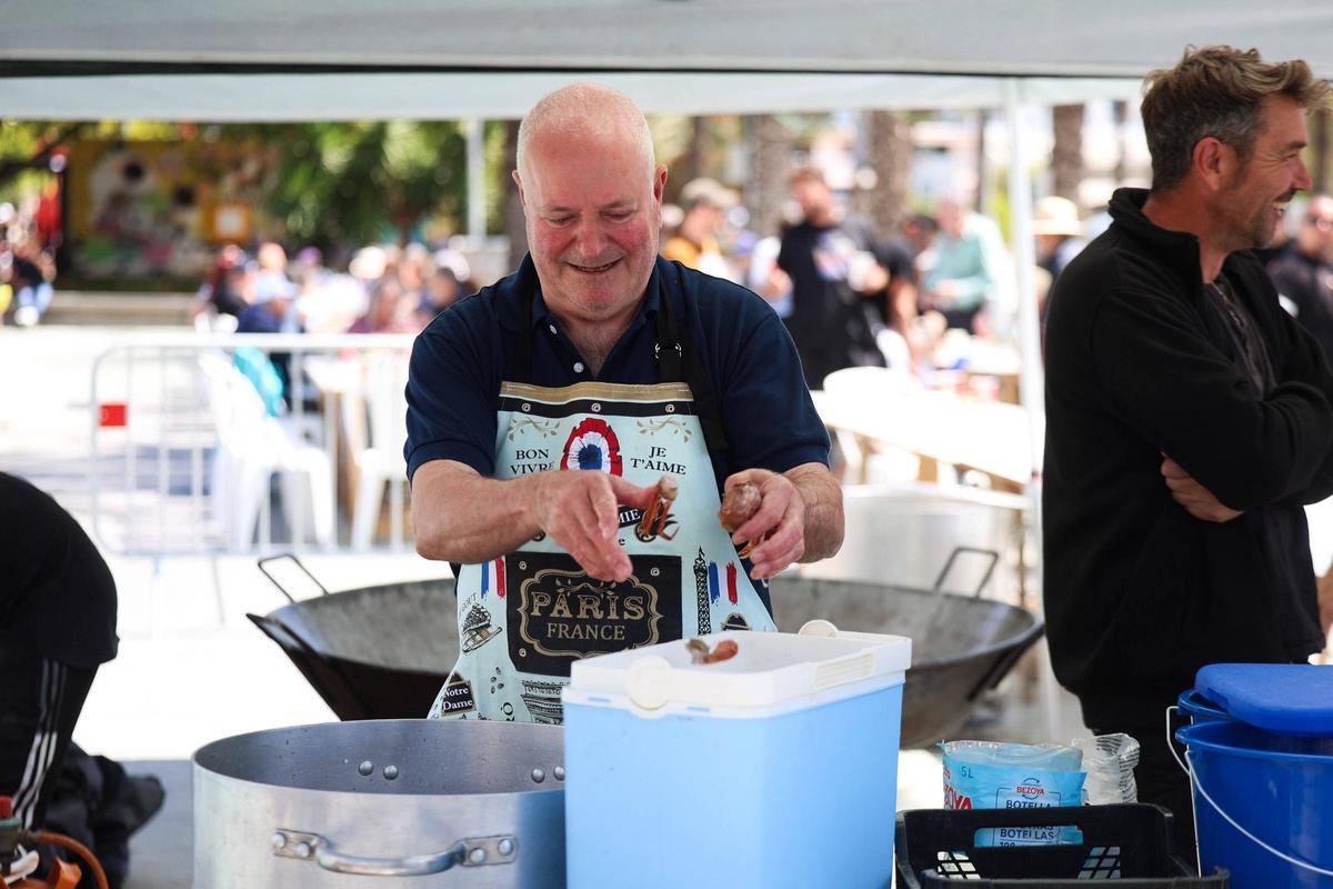 El cocinero Pep Tur prepara la paella popular