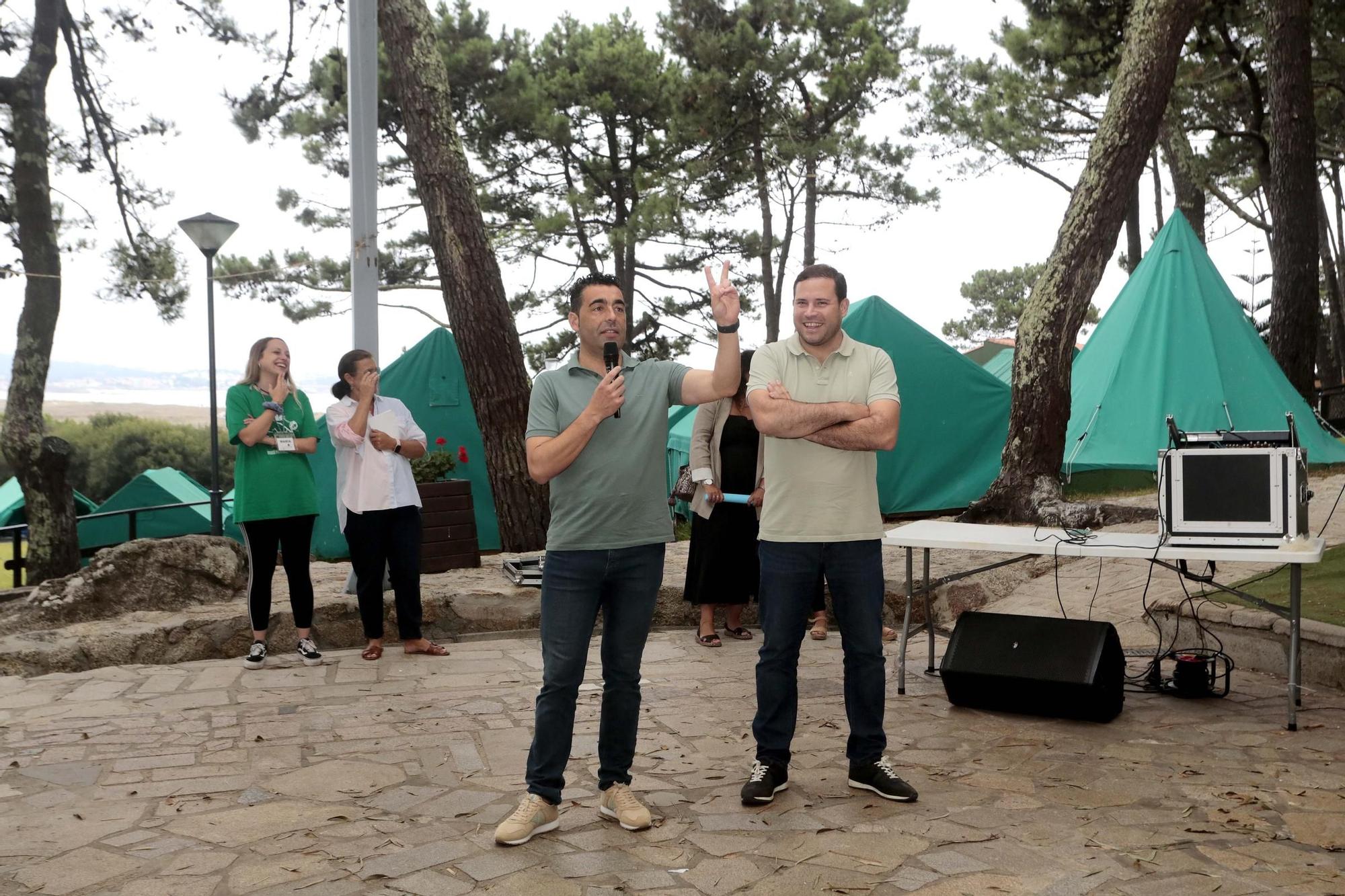 El presidente de la Diputación, Luis López (i.), en el campamento de A Lanzada.