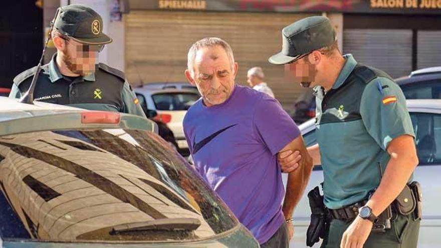 El asesino confeso del Port de Pollença, Ioan Ciotau, de 58 años, llega a los juzgados de Inca.