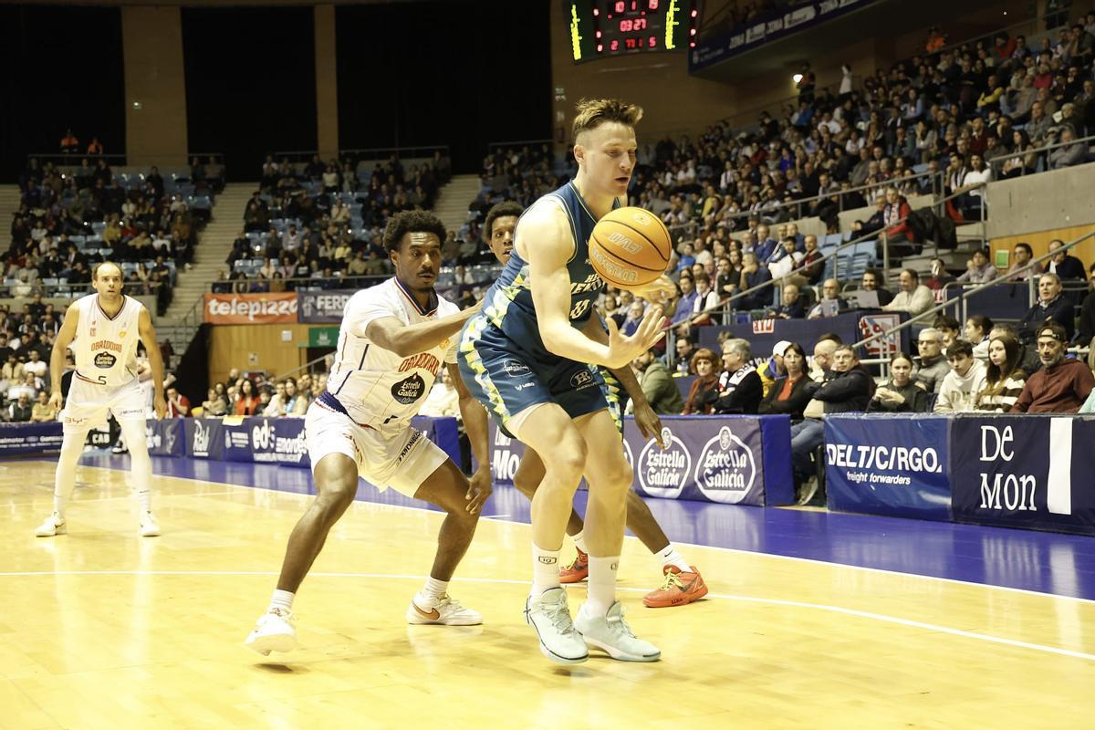 Un lance del partido entre el Monbus Obradoiro y el Hestia Menorca