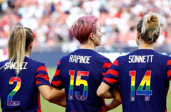 Megan Rapinoe y sus compañeras de la selección femenina de fútbol de EEUU posan con dorsales arcoíris en reivindicación del orgullo LGTBI.