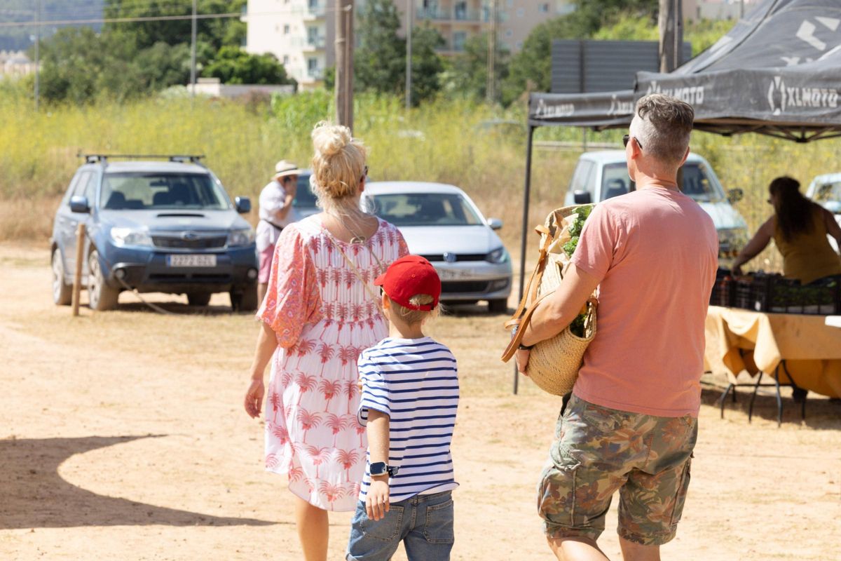 Una familia recorriendo el mercado.