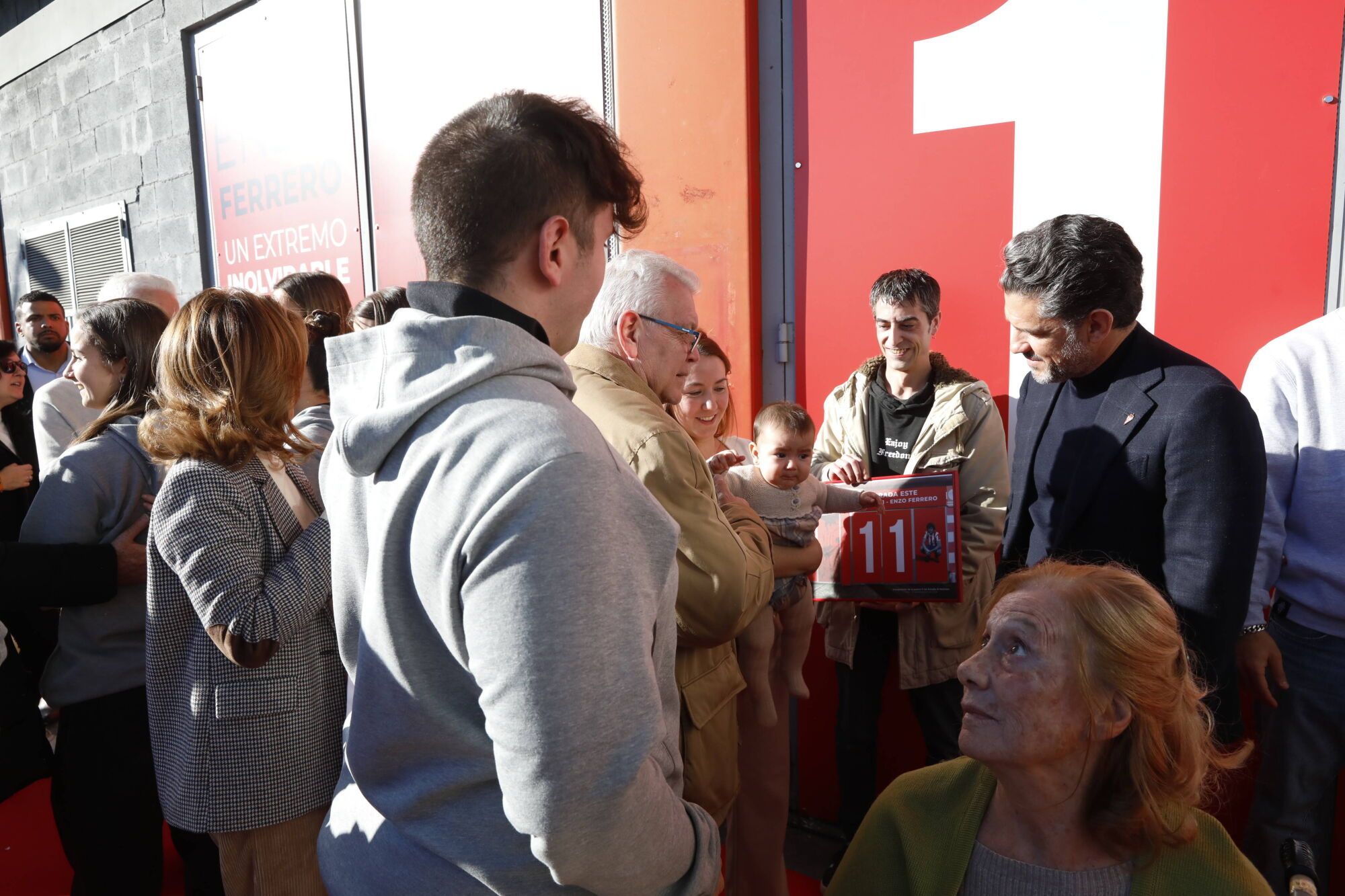 Enzo Ferrero descubre la puerta 11 de El Molinón