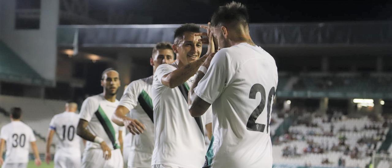 Carracedo y Casas celebran un gol del rambleño ante el Mérida.