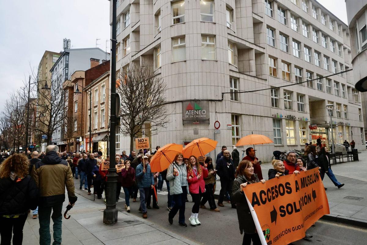 EN IMÁGENES: Los vecinos de La Calzada vuelven a la calle y avisan que no pararán hasta tener respuesta del ministro Puente: "Tiene una obligación moral con nosotros"