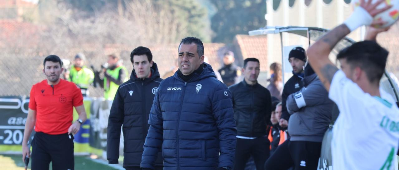 Germán Crespo, en la banda del Reina Sofía, durante el encuentro entre el Córdoba CF y el Unionistas.