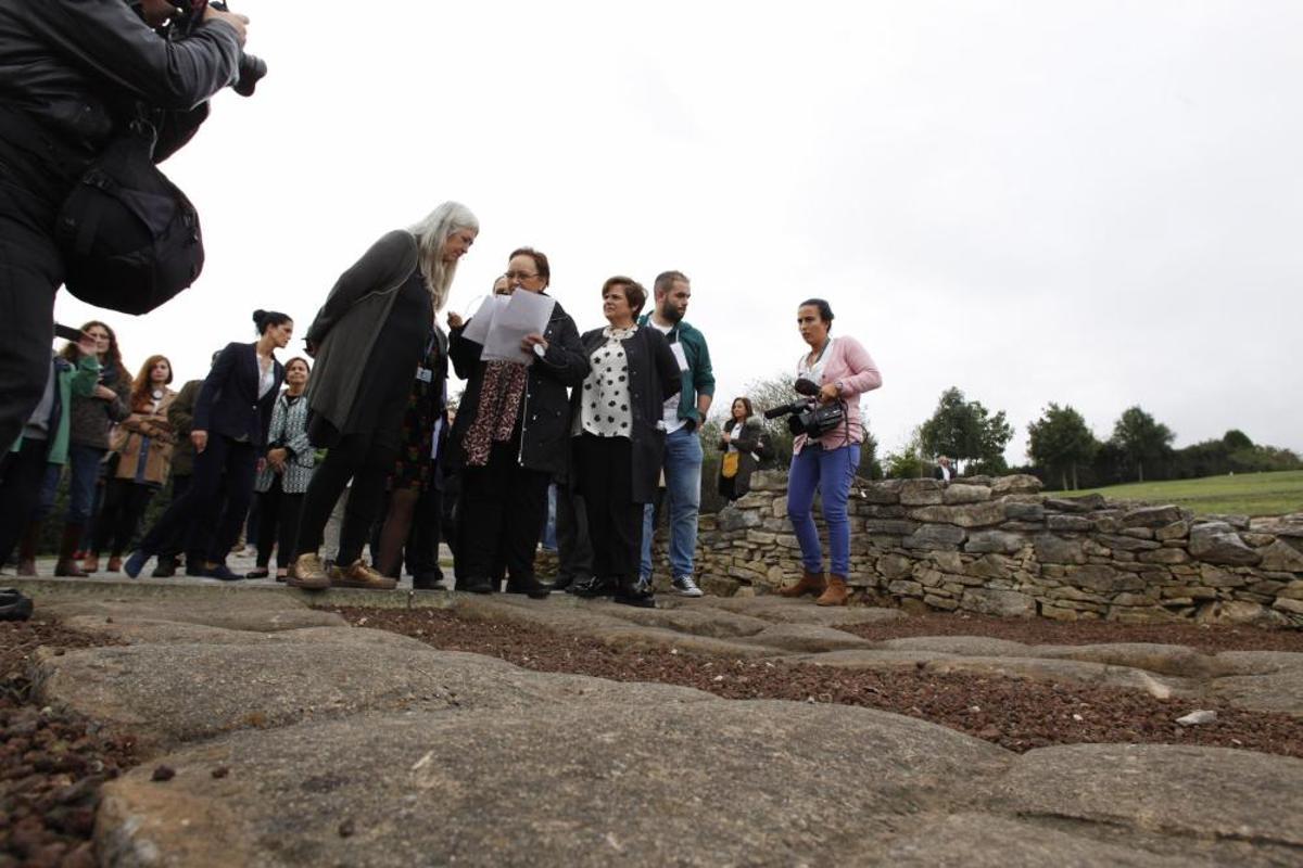 Mary Beard visitando la Villa Romana de Veranes Mary Beard visitando la Villa Romana de Veranes