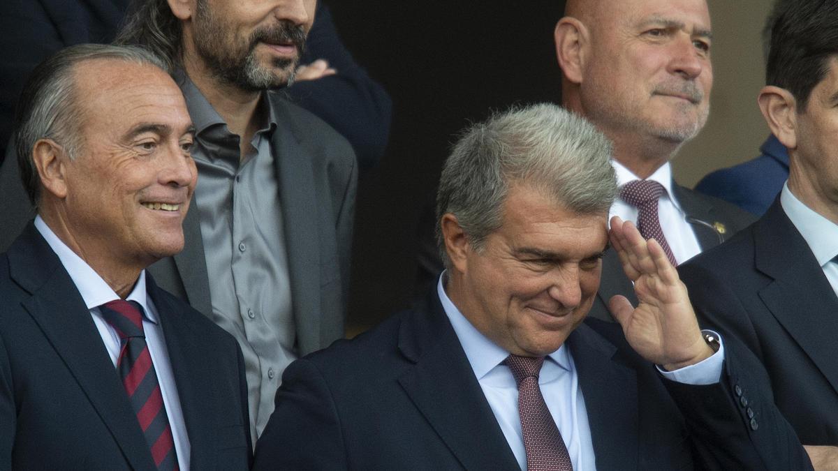 Joan Laporta, presidente del Barça, en el palco de Montjuïc junto a algunos de sus directivos.