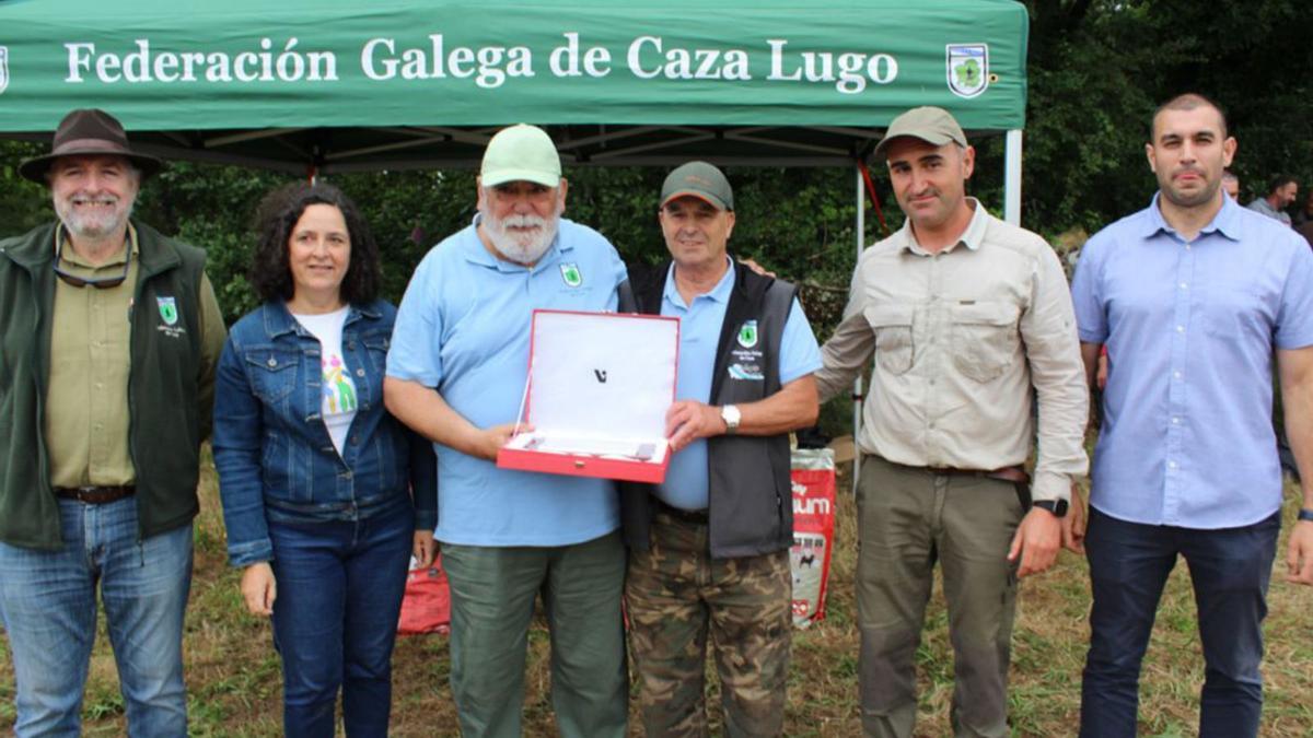 Antonio Sánchez recolleu das mans de Javier Nogueira o premio como vencedor do torneo galego.