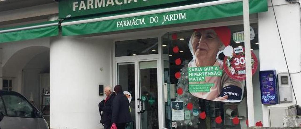 Dos clientes salen de una farmacia del municipio luso de Valença.