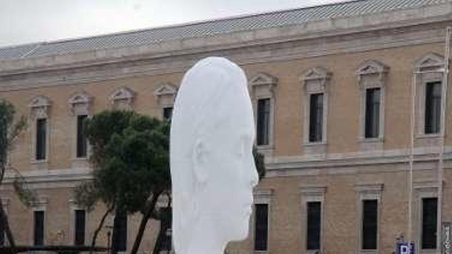 Por la izquierda, Fernando Masaveu, Jaume Plensa y Luis Cueto, ayer, delante de &quot;Julia&quot;.