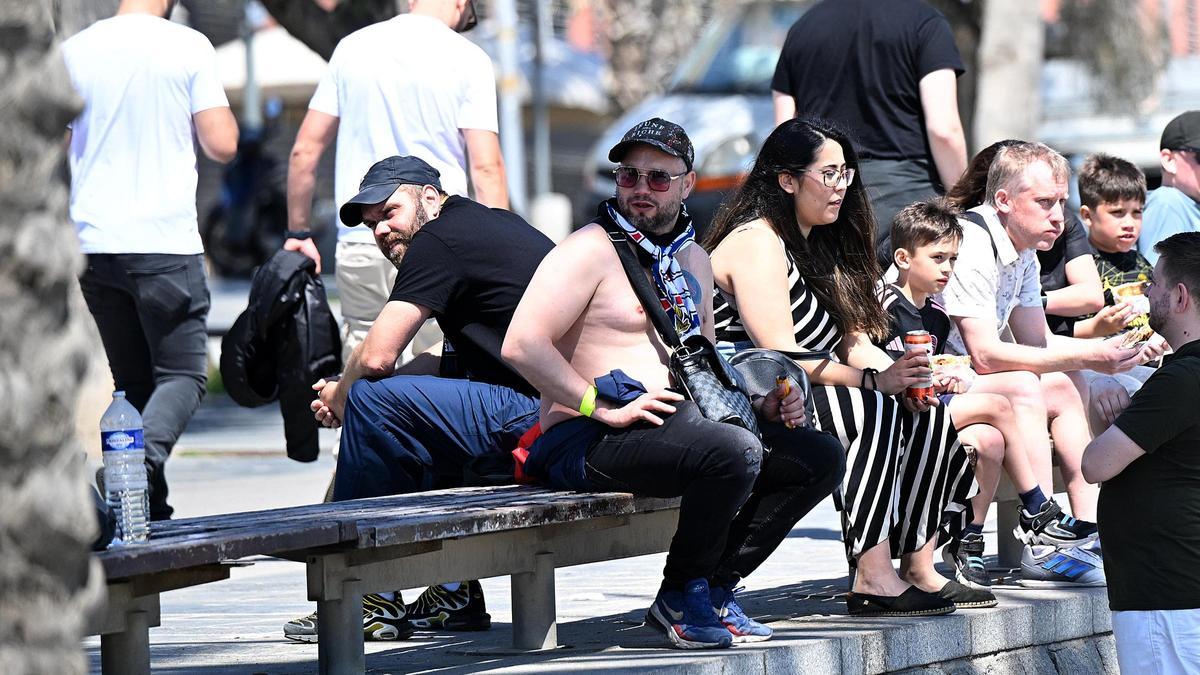 Aficionados del PSG con discreción por la Barceloneta