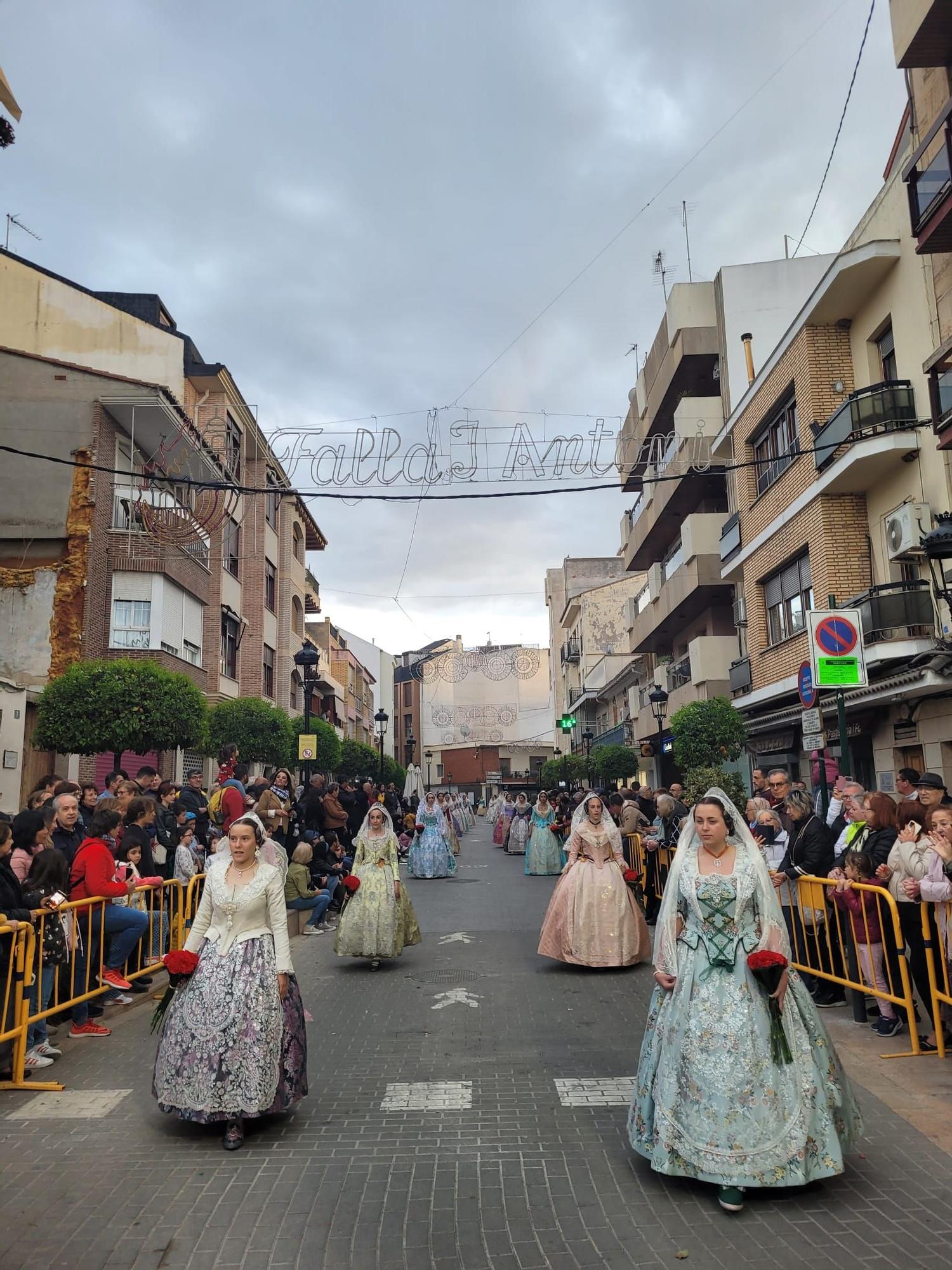 Las cuatro comisiones de l'Eliana ofrecen sus flores a la Virgen del Carmen