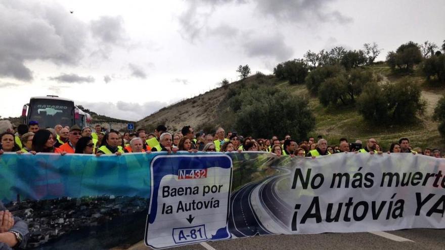 Unas 200 personas cortan la carretera N-432 durante 15 minutos